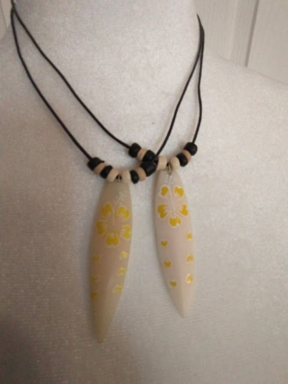 Vintage Hawaiian Style Flower Pendant Necklaces with Beaded Details - Picture 3 of 4